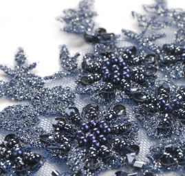 Krajková aplikace středová s korálky tm.modrá