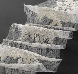 Krajková vsadka výšivka na tylu smetanová 