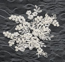 Krajková vsadka výšivka na tylu smetanová 