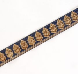 Stuha žakárová geometrický vzor tm. modrá