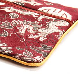 Elegantní brokátová taštička draci  tm. fialová