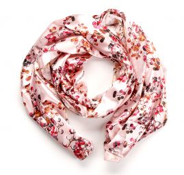 Saténová šála se vzorem květů v růžovém