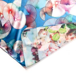 Saténová šála se vzorem vějřků v modrém