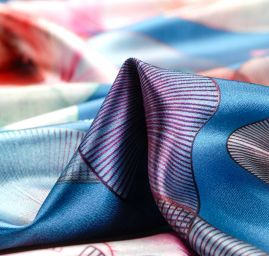 Saténová šála se vzorem vějřků v modrém