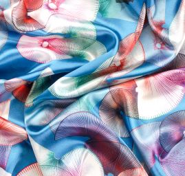 Saténová šála se vzorem vějřků v modrém