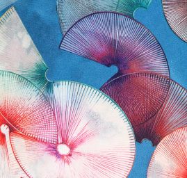 Saténová šála se vzorem vějřků v modrém