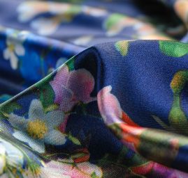 Saténová šála s květinovým vzorem v modré