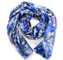 Saténová šála se vzorem květů stromů v modré