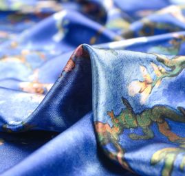 Saténová šála se vzorem květů stromů v modré