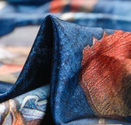 Saténová šála se vzorem listů v modré