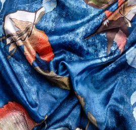 Saténová šála se vzorem listů v modré