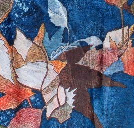 Saténová šála se vzorem listů v modré