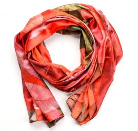 Saténová šála se vzorem listů v červené