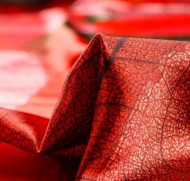 Saténová šála se vzorem listů v červené