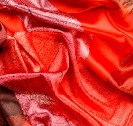 Saténová šála se vzorem listů v červené