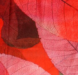 Saténová šála se vzorem listů v červené