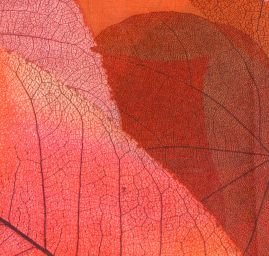 Saténová šála se vzorem listů v červené