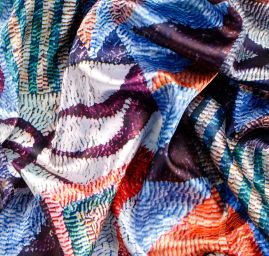 Saténová šála se vzorem mozaiky