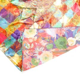 Saténová šála s geometrickým vzorem