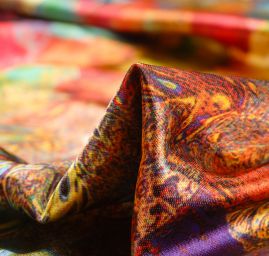 Saténová šála s geometrickým vzorem