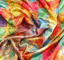 Saténová šála s geometrickým vzorem