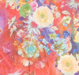 Saténová šála s geometrickým vzorem