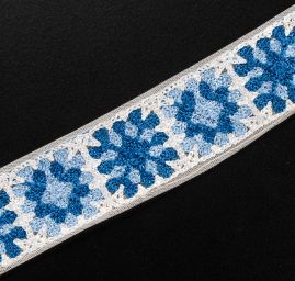 Vyšívaná tylová stuha květinový vzor modrobílá