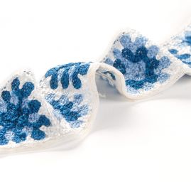 Vyšívaná tylová stuha květinový vzor modrobílá