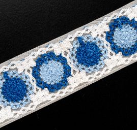 Vyšívaná tylová stuha květinový motiv modrobílá