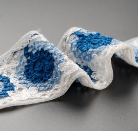 Vyšívaná tylová stuha květinový motiv modrobílá