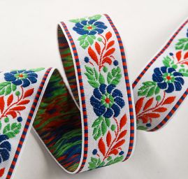 Stuha krojová vyšívaná bílá 2,5cm modrý květ