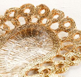 Krajková aplikace paisley vzor zaltá