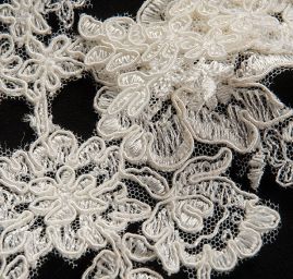 Krajková květinová aplikace středová smetanová