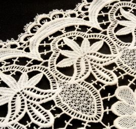 Krajkový lem široký květinový motiv paličkovaný