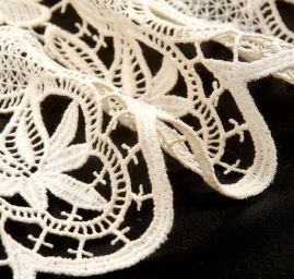 Krajkový lem široký květinový motiv paličkovaný