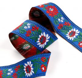 Stuha krojová vyšívaná 3,5cm červený/bílý květ modrá