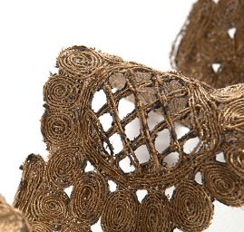 Krajková kovová stuha starozlatá ornament