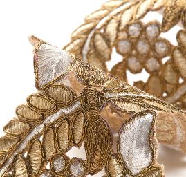 Krajková kovová stuha zlatobéžová listy/květy