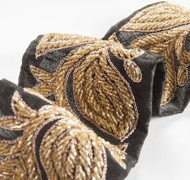 Stuha vyšívaná korálky a rexovou nití zlatá/černá