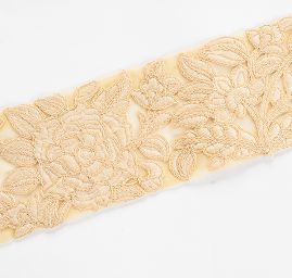 Stuha vyšívaná na tylu béžovohnědá