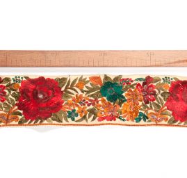 Vyšívaná stuha s flitry šantung široká červené květy 