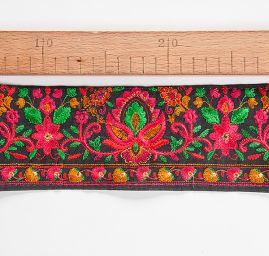 Vyšívaná stuha šantung širší květinový ornament černá