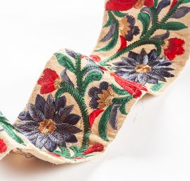 Vyšívaná stuha šantung květy širší červené 