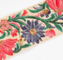 Vyšívaná stuha šantung květy širší růžovooranžové