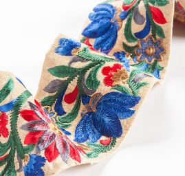 Vyšívaná stuha šantung širší květy šedočervené