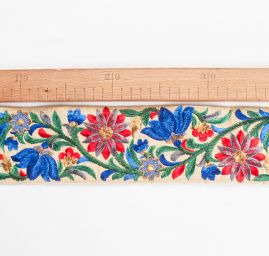 Vyšívaná stuha šantung širší květy šedočervené