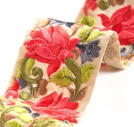 Vyšívaná stuha šantung užší květy červené/modré