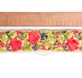 Vyšívaná stuha šantung užší květy červené/modré