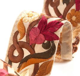 Vyšívaná stuha šantung užší květy červené/žluté