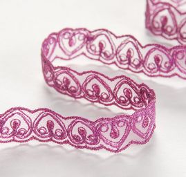 Krajková vsadka vyšívaná na tylu srdce fialová